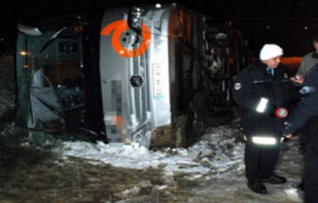 Yolcu Otobüsü Devirldi: 23 Yaralı