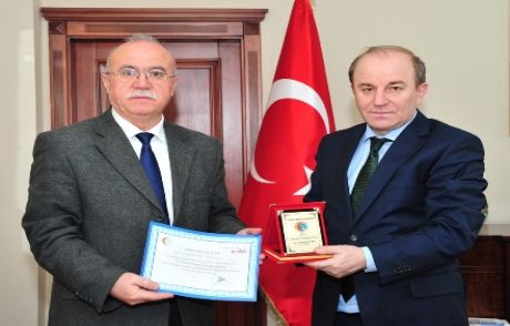 Vali Öztürke Teşekkür Plaketi