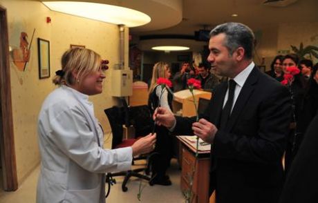 Sağlık Çalışanının Tıp Bayramı'nı Kutladılar
