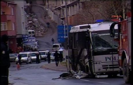 Çevik Kuvvet'e Bombaya 8 Gözaltı
