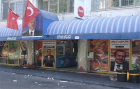 İsrail'e Rağmen Türk Bayraklarını İndirmiyor