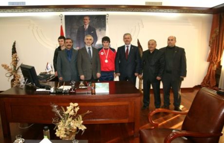 Şampiyon Güreşçi Başkanı Ziyaret Etti!