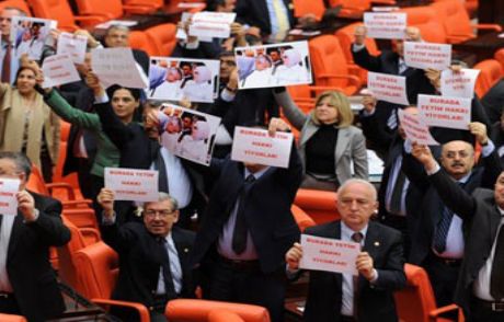 Pankart Açıp, Meclis'i Terk Ettiler