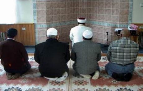 İmama Kafa Attı