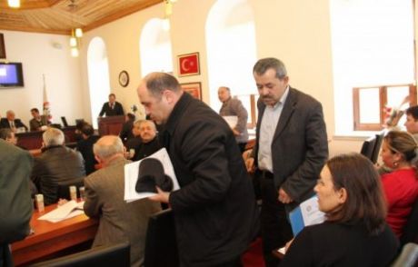 Akp'li Meclis Üyeleri Salonu Terk Etti