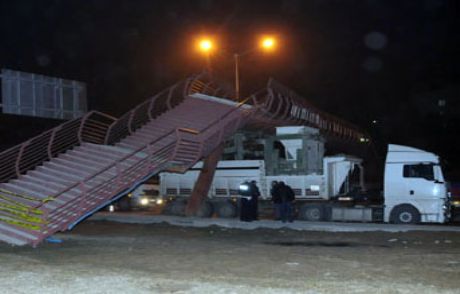 Tır Üst Geçit Köprüsüne Takıldı