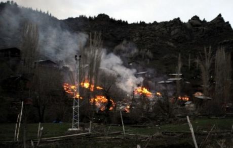 Artvin'de 7 Ev, 1 Cami, 7 Ahır Yandı