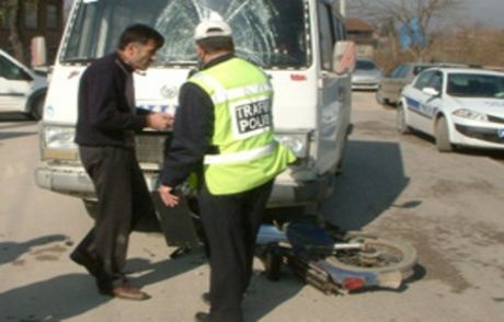 Minibüsle Motosiklet Çarpıştı