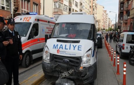 Tramvay İle Minibüs Çarpıştı