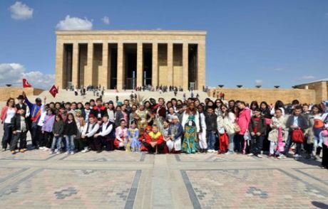 Dünya Çocukları Ata'nın Huzurunda