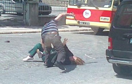 Eşini Sokak Ortasında Bıçakladı