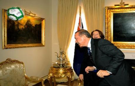 Başbakanlık'ta Böyle Kafa Vurdu