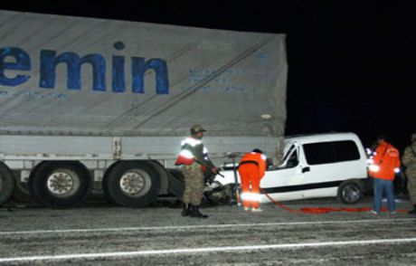 Otomobil Tır'ın Altına Girdi