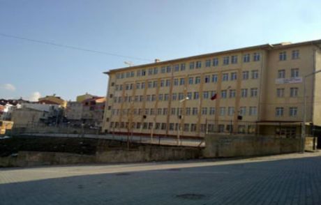 Sınıfta Öğretmenini Bıçakladı