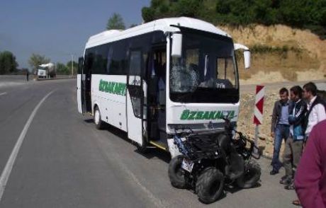 Atv İle Otobüs Çarpıştı 1 Ölü