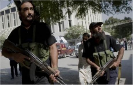 Pakistan'da Polise Saldırı