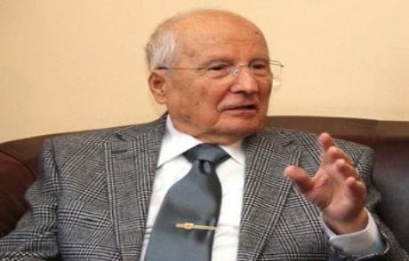 Kenan Evren Kolunu Kırdı