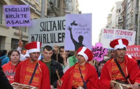 Yüzlerce Özürlü, Yürüyüşe Geçiyor