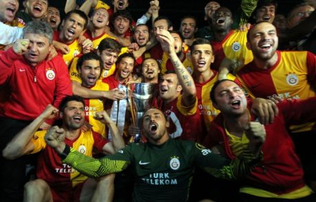 G.saray Kupayı Kadıköy'de Kaldırdı