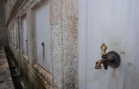 Caminin Musluklarını Kırıp Kaçtı