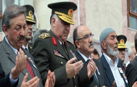 Orgeneral Özel Gözyaşlarını Tutamadı