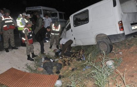 Minibüs Şarampole Yuvarlandı