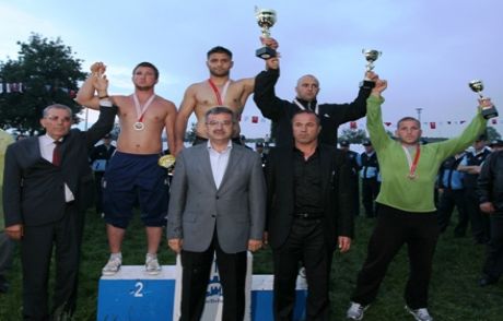 Yağmur Altında Nefes Kesen Müsabakalar