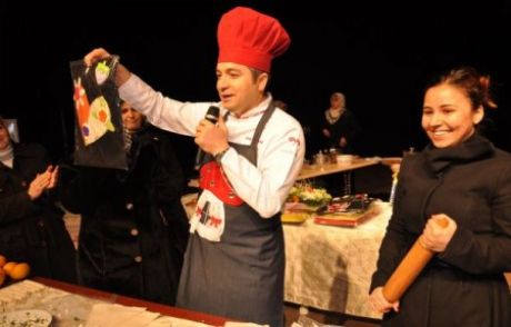 Oktay Usta Kitaplarını İmzaladı