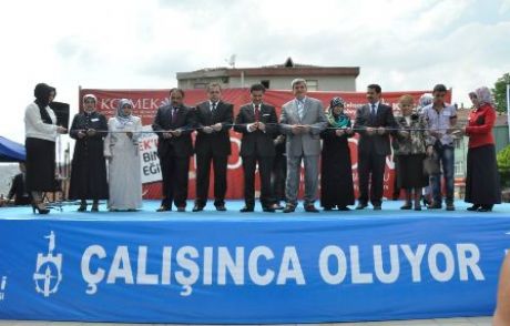 Ko-mek'le Kolunuza Altın Bileziği Takın