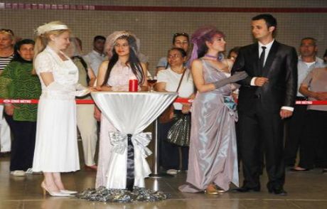Metro Yolcularına '12. Yıl' Sürprizi