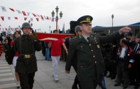 19 Mayıs Trübünden Halka İniyor