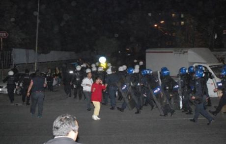 Kararın Ardından Adliye Önü Karıştı