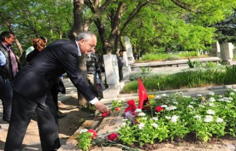 Deniz Gezmiş'in Mezarına Gitti