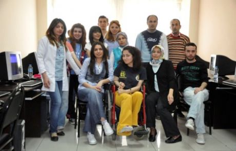 Engelleri Annesi İle Ko-mek'te Aşıyor