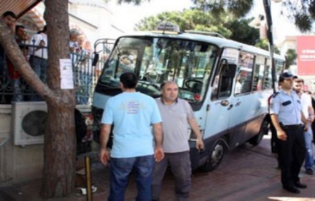 Minibüs Yayaların Arasına Daldı