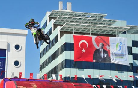 Motokrosçular'dan Heyecan Dolu Gösteri!