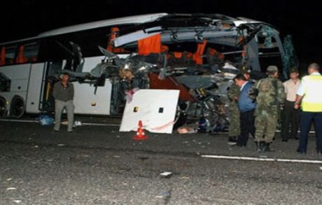 Yolcu Otobüsü Devrildi: 6 Ölü, 44 Yaralı