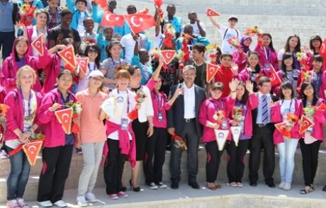 Dünyanın Çocuklarına Coşkulu Karşılama