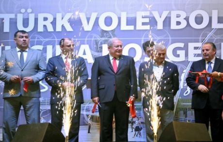 İzmir Atatürk Voleybolun Hizmetine Açıldı