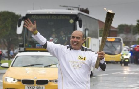 Londra'da Olimpiyat Meşalesini Taşıdı