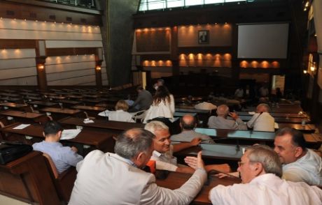 Chp Oturma Eylemi Gerçekleştiriyor