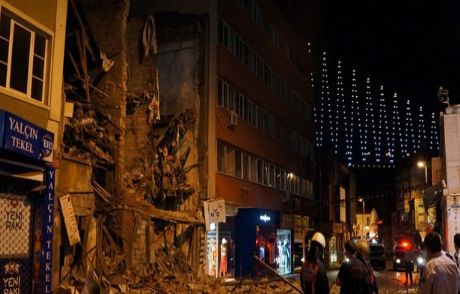 3 Katlı Bina Cadde Üzerine Yıkıldı