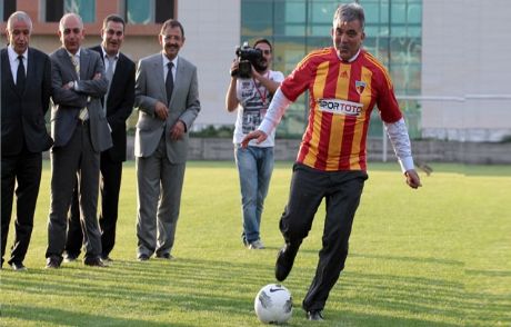 Cumhurbaşkanı Gülden Şotaya Şut