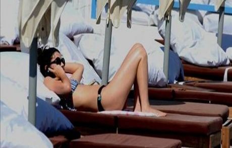 Bikinili Beren Plaj Kapattırdı
