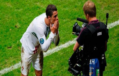 Ronaldo'nun Öpücüğü Messi'ye Mi?