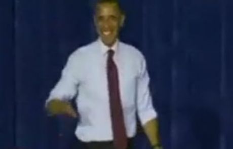 Obama Platforma Çıkarken Düştü!