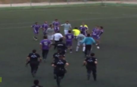 Futbolculardan Hakeme Dayak!