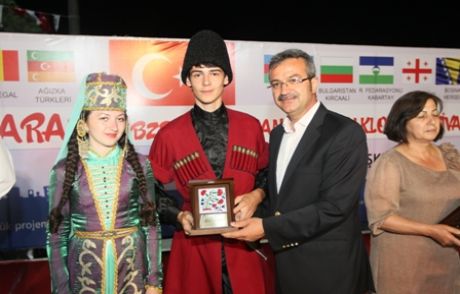 Folklor Festivaline Renkli Kapanış