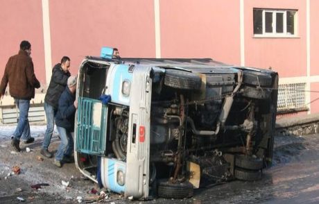 Yolcu Minibüsü Devrildi: 14 Yaralı