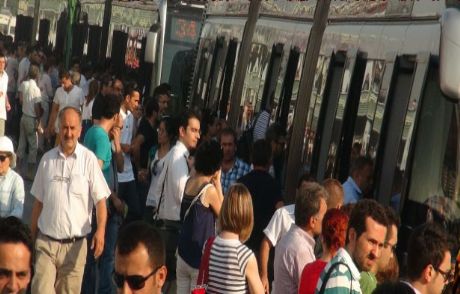 Yeni Metrobüs Durağında Gişe İzdihamı